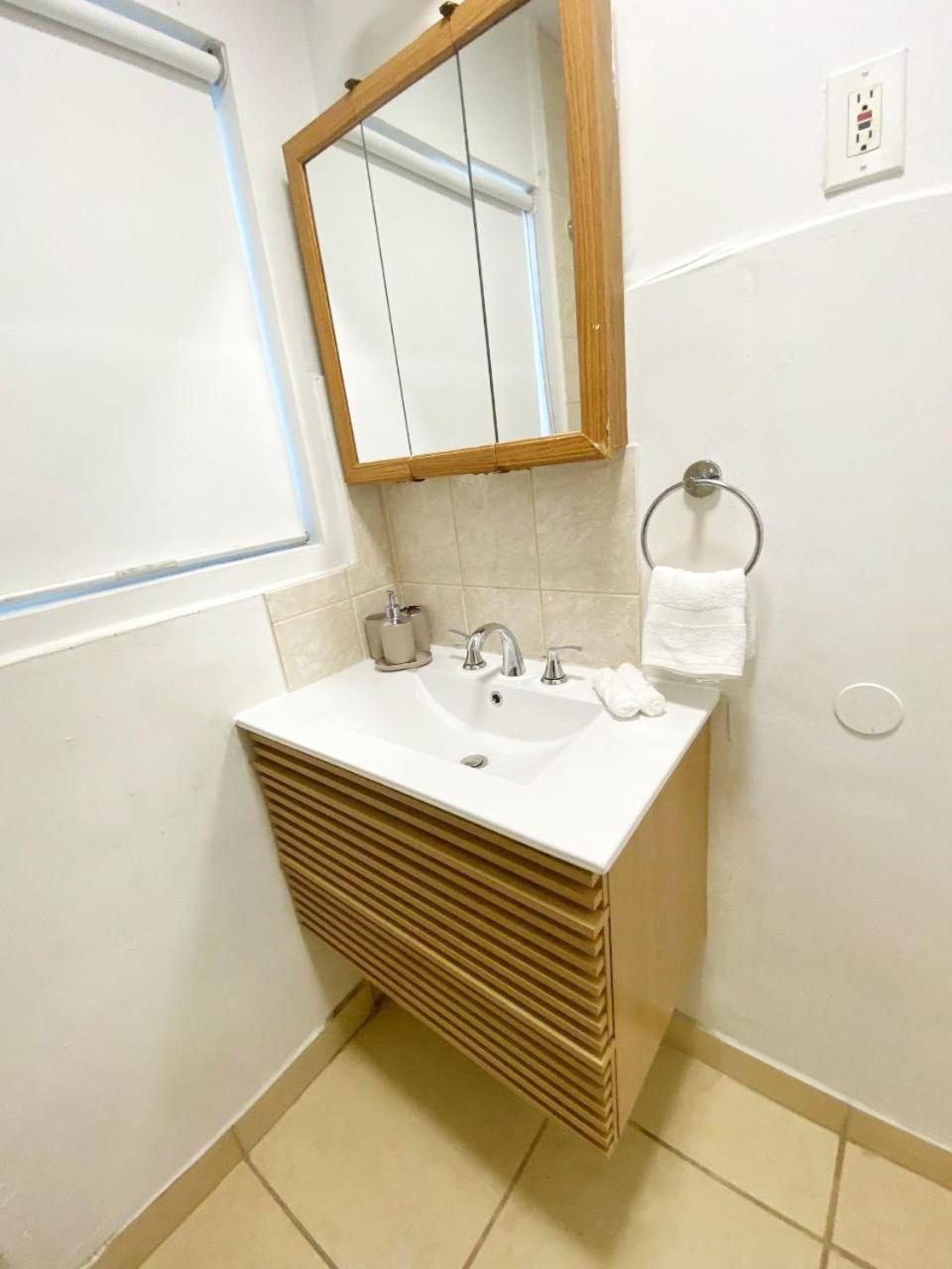 Сasa de vacaciones Cozy 1-br Poolside Getaway In West La - Lou2 - Ww *